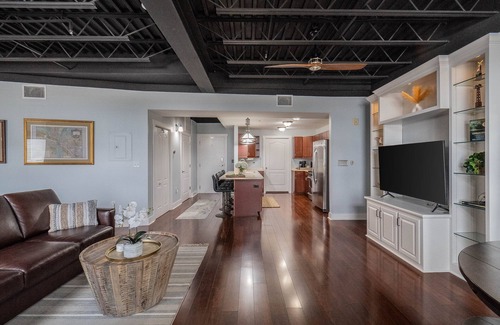 Downtown Apartment | Heart of Downtown Lakeland - Urban Luxury Loft. Studio + Memory Foam Sofa Bed