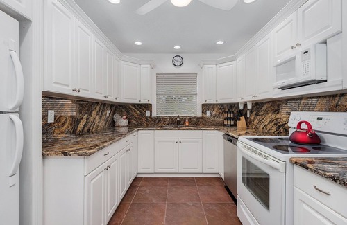 Caloosahatchee Condo | Heart of Downtown/Quick drive to beach, boat dock-Canalfront+Heated Pool+Tikihut