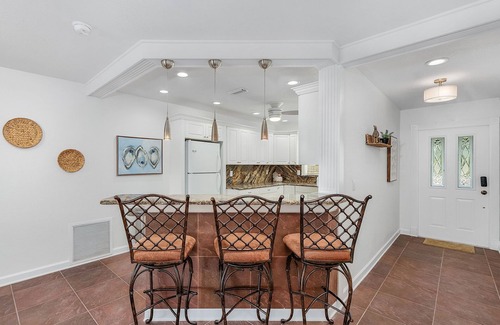 Caloosahatchee Condo | Heart of Downtown/Quick drive to beach, boat dock-Canalfront+Heated Pool+Tikihut