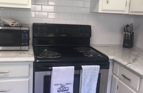 Fairhope House | Heart of Fairhope! Walk to pier & downtown! Newly decorated and Pet friendly.