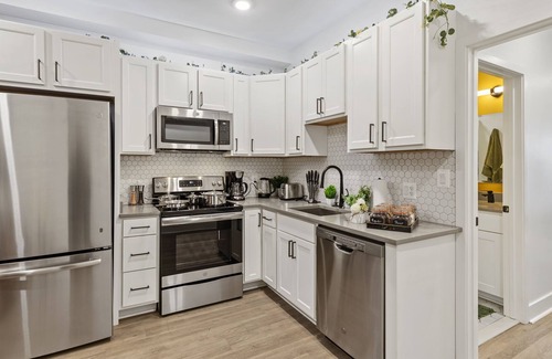 Fells Point Apartment | *Heart of Fells point *Balcony*400Mbps*Netflix