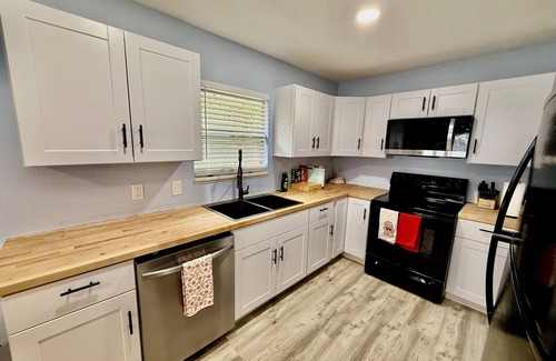 Gainesville House | Heart of GNV with King beds, High speed Internet and 75 inches small TV
