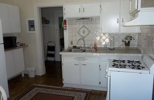 Hillsdale Apartment | Heart of Hillsdale 1 Bdrm, Work,Cook, Relax Wifi Downtown Apartment Queen Bed