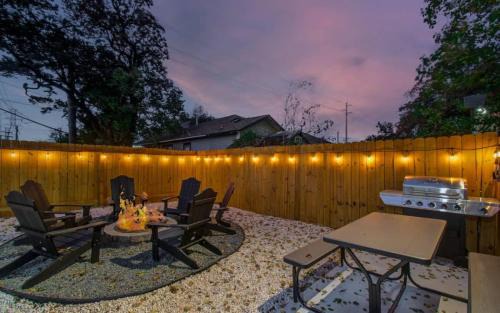 Greater East End House | Heart of Houston - 8-BD 4-BA with Yard