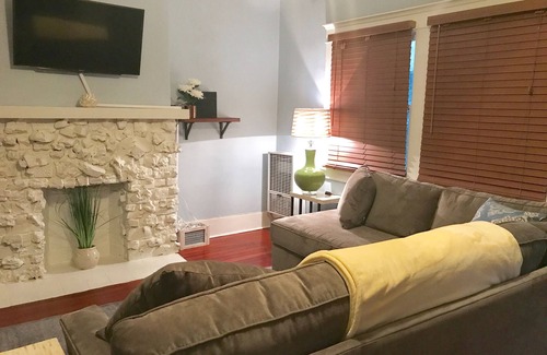 Pico-Union Apartment | Heart of LA - Korea Town bungalow