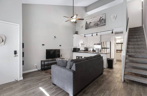 Village Grove Apartment | Heart of Old Town (Gym, Jacuzzi)