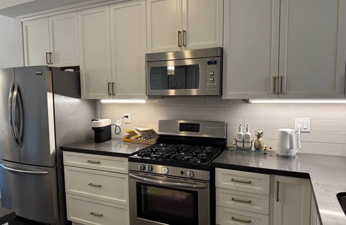 Lakeview House | Heart of Port Credit | Lakefront,Dining & Shopping