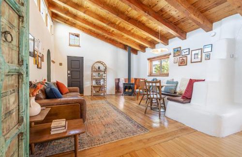 West Manhattan House | Heart of Santa Fe - Adorable Hideaway - King and Queen - Walk to Everything - Fireplace - AC