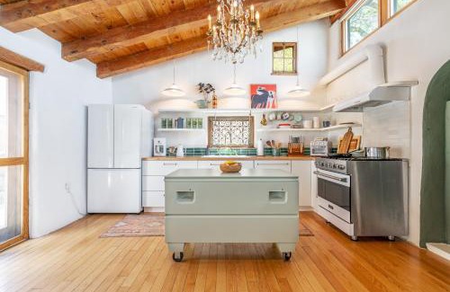 West Manhattan House | Heart of Santa Fe - Adorable Hideaway - King and Queen - Walk to Everything - Fireplace - AC