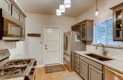 Bouldin House | Heart of South Congress and South 1st! Walk to all the shops & restaurants!