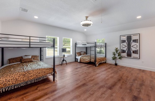 Austin House | Heart of Texas l Heated Pool l Spa l Firepit