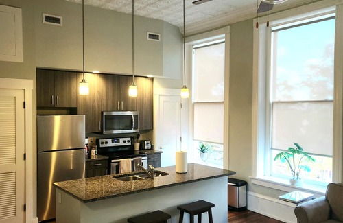 Monroe Ward House | Heart of the Arts District King Bed Suite - West Broad near VCU/MCV New Condo