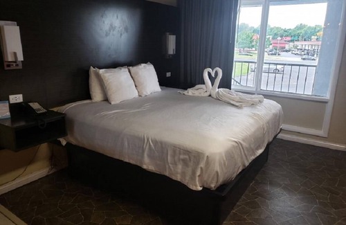 Henderson Hotel | Heart Shape Jetted Tub King Bed at Envi Boutique Hotel