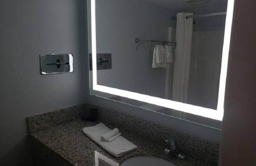 Henderson Hotel | Heart Shape Jetted Tub King Bed at Envi Boutique Hotel