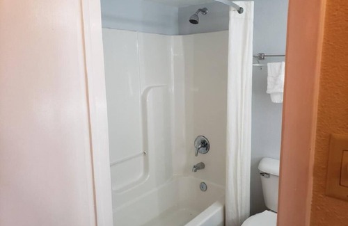 Henderson Hotel | Heart Shape Jetted Tub King Bed at Envi Boutique Hotel