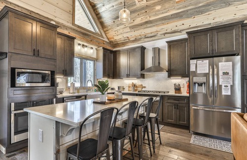 Eagle Mountain Cabin | Hearthside Hideaway- New Build, Hot Tub/Minimum Age Requirement of 25 yrs or ol