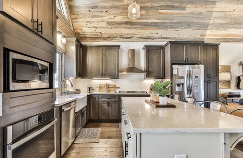 Eagle Mountain Cabin | Hearthside Hideaway- New Build, Hot Tub/Minimum Age Requirement of 25 yrs or ol