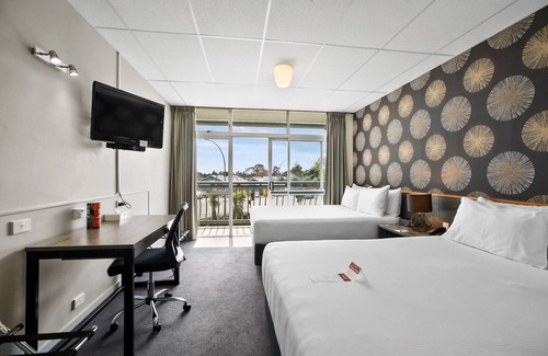 Hamilton North Hotel | Heartland Ambassador Hotel Hamilton