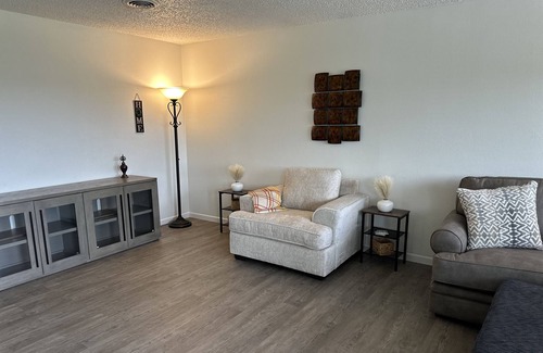 Twain Apartment | Heartland Hideaway is close to downtown, Kinnick Stadium, UIHC and Carver
