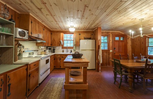 Clayton Apartment | HeartPine Lodge - Rustic+Modern