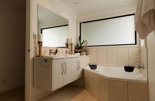 St Helens House | Heated magnesium pool, MTB, family & dog friendly