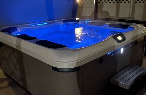 West Jordan House | Heated outdoor pool open April 9. Hot tub, stunning view, 5 star, clean, quiet