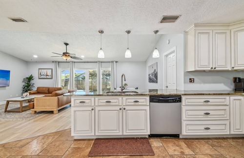 Palm Harbor House | Heated Pool. 3-bedroom house 6.5 miles to honeymoon Island