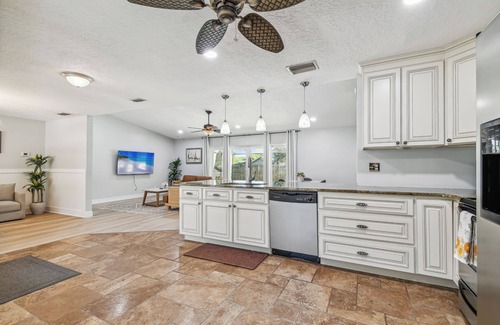 Palm Harbor House | Heated Pool. 3-bedroom house 6.5 miles to honeymoon Island