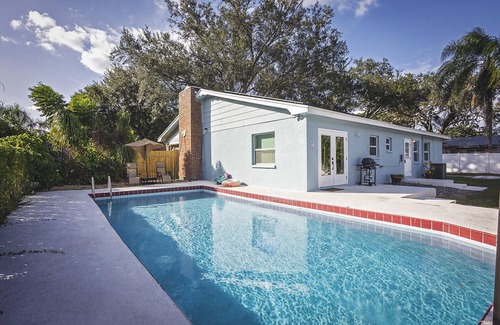 Seffner Community Alliance House | HEATED POOL 8 FEET DEEP AND FIRE PIT BLISSFUL 4 BR HOME CLOSE TO EVERYTHING