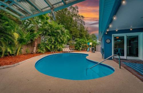 Walsingham House | Heated Pool - 8 min to beach - King Beds