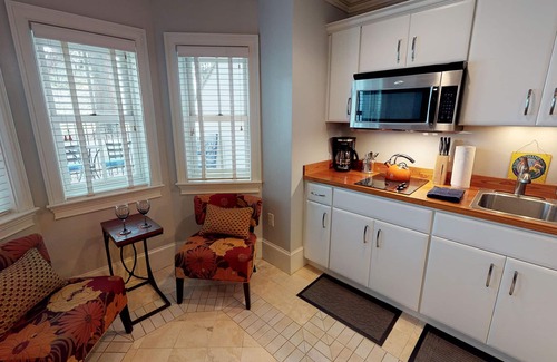 Savannah Victorian District Apartment | Heated Pool Access | 5*Clean | Flex Cancelation
