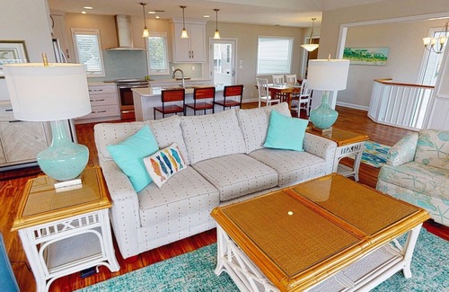 Whale Head Hill House | Heated pool and hot tub available for Thanksgiving, Christmas, New Years