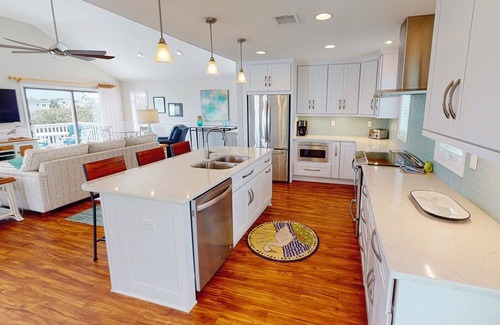 Whale Head Hill House | Heated pool and hot tub available for Thanksgiving, Christmas, New Years
