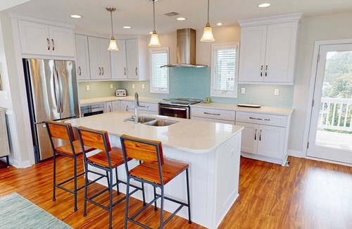 Whale Head Hill House | Heated pool and hot tub available for Thanksgiving, Christmas, New Years