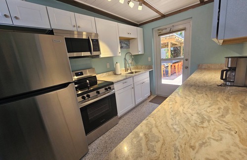 Englewood House | Heated Pool, Bikes, Kayaks, Sups, Outdoor Tiki Bar with TV! & Corn Hole Court