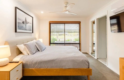 Mermaid Waters House | Heated Pool! Complete Waterfront Entertainer. Huge Deck, Pontoon & Pool Table