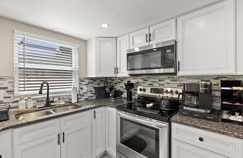 Regency Park House | Heated Pool, Golf, Fire Pit - Sleeps 9!