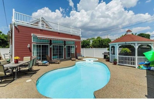 Northampton House | HEATED POOL&HOT TUB! DONT MISS THIS ONE! CLOSE TO EVERYTHING STL DOWNTOWN!