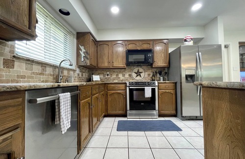 Hidden Forest House | Heated pool & hot tub close to six flags!n