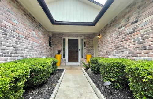 Hidden Forest House | Heated pool & hot tub close to six flags!n
