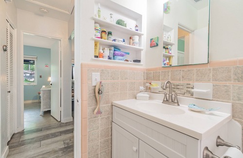 Bayview House | Heated Pool in Paradise, Walk Downtown and Marina