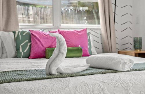 Clearwater House | Heated Pool-King Bed-Pets OK