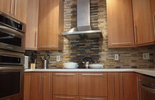 Ludlam House | Heated pool, King beds, full outdoor kitchen, gate, blocks from highway exit.