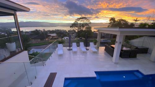 Mount Warrigal House | HEATed Pool, Lake & Beach, Luxury 5 B/R House