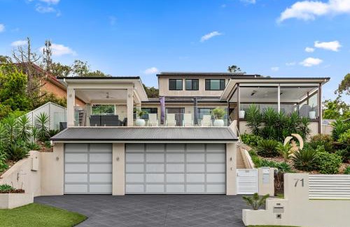 Mount Warrigal House | HEATed Pool, Lake & Beach, Luxury 5 B/R House