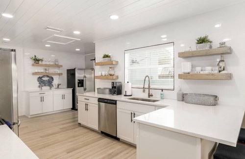 Gulf Gate Estates House | Heated pool on the water - under 10 mins to beaches!