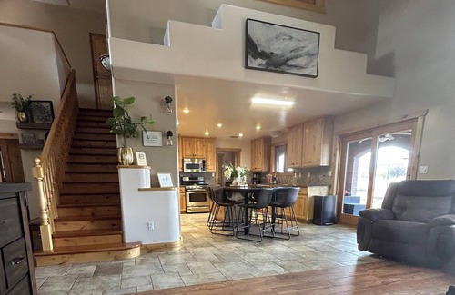 Page House | Heated Pool.Panoramic Views 4 Bed 2.5 Ba Central Location
