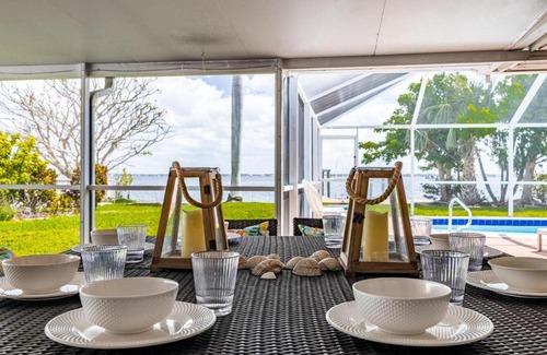 Caloosahatchee House | Heated Pool, Ping Pong Table, Sleeps 10 - Villa Sunset Riverhouse