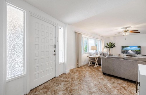 Caloosahatchee House | Heated Pool, Ping Pong Table, Sleeps 10 - Villa Sunset Riverhouse