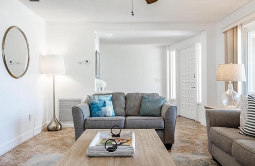 Caloosahatchee House | Heated Pool, Ping Pong Table, Sleeps 10 - Villa Sunset Riverhouse